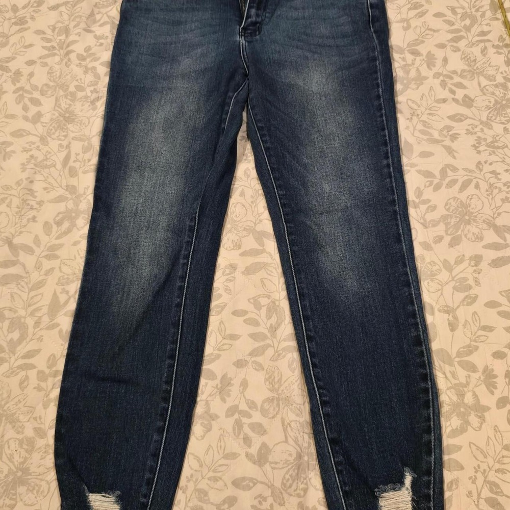 KanCan dark wash skinny jeans with ripped hem #kancan #denim size 28